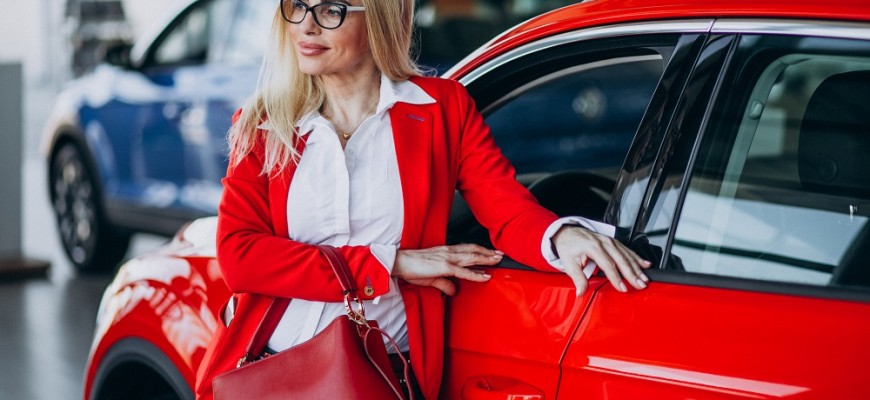 Moterys ir automobiliai - kaip suderinti praktiškumą su elegancija?